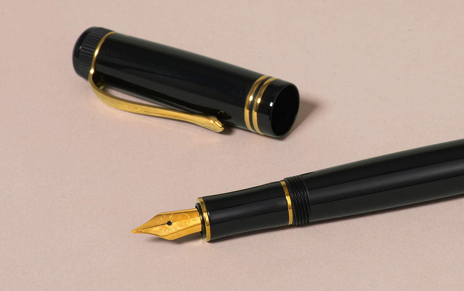 Detail of the Kaweco Dia2, the gold plated engraved nib and the cap. 